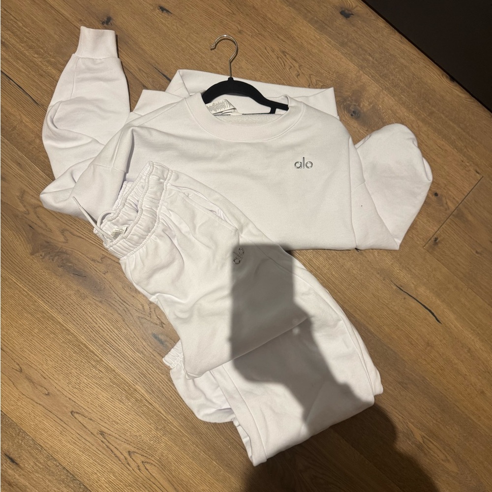 ALO Yoga White Accolade Set